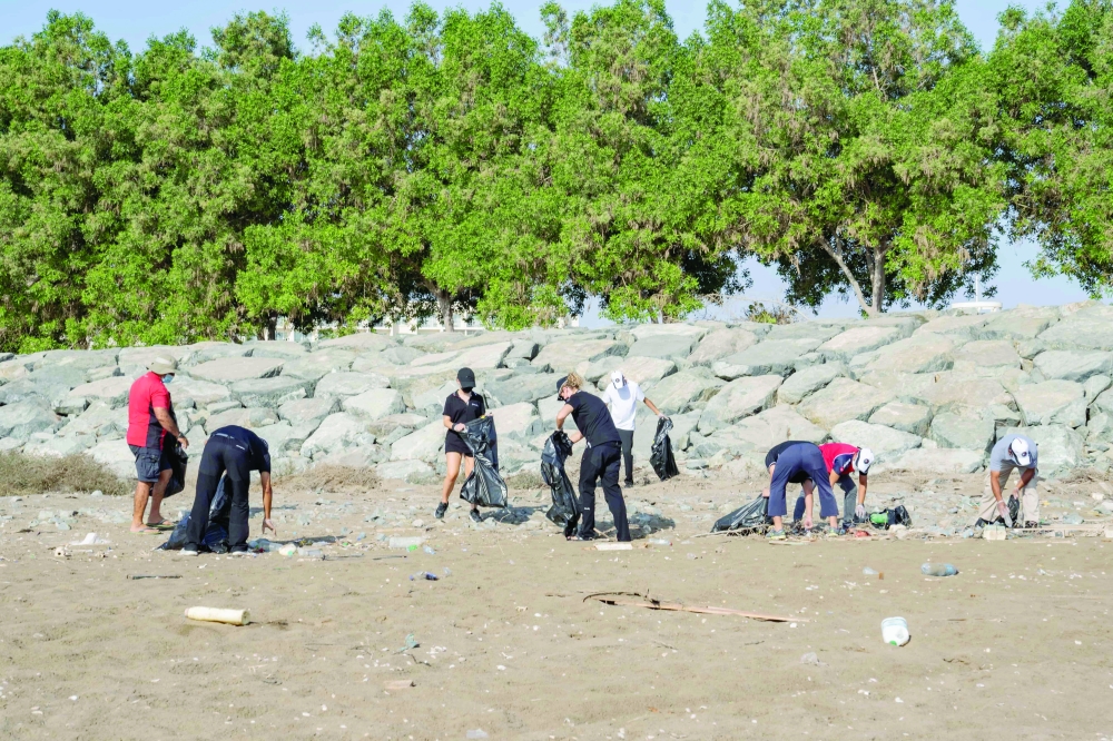 المشاركون أثناء حملة تنظيف عدد من الأماكن بالمصنعة