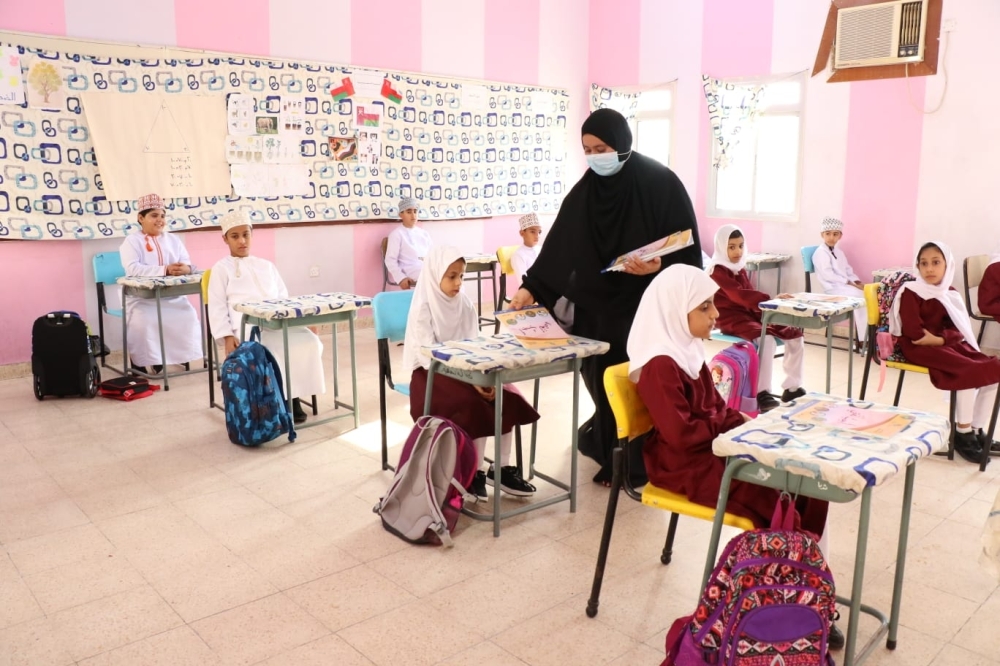 انتظام الطلبة داخل الصفوف المدرسية وفق الإجراءات الاحترازية