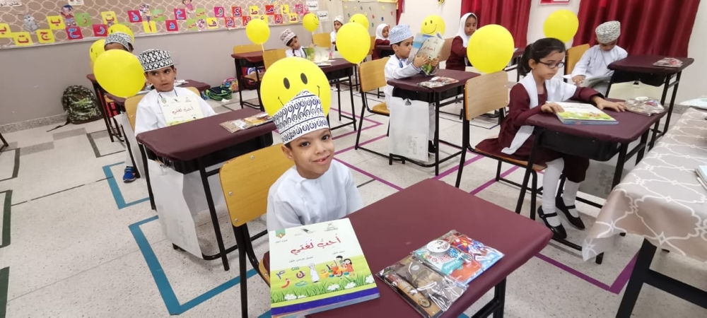 توزيع هدايا على طلبة مدارس مسقط