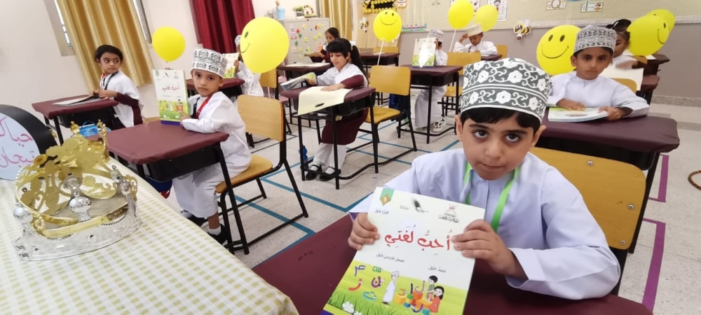 بدء توزيع الكتب على الطلبة