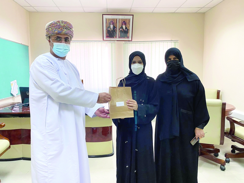 تكريم طالبة برفقه وليه الأمر