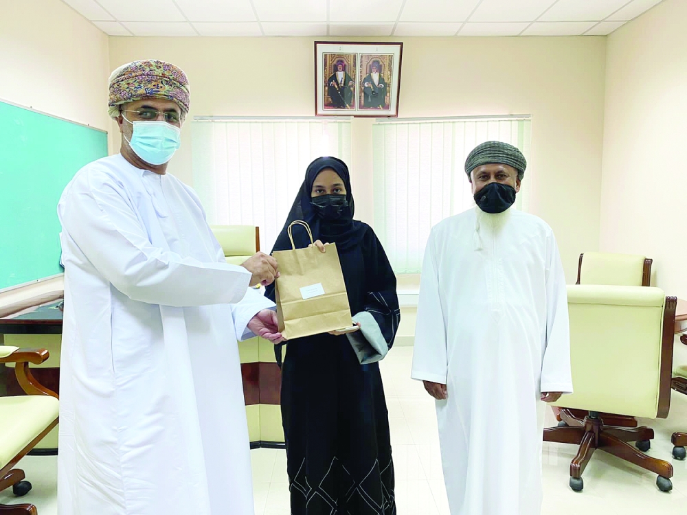 تكريم طالبة برفقه ولي ألأمر