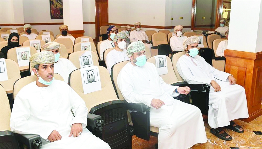 خلال حضور المؤتمر الصحفي