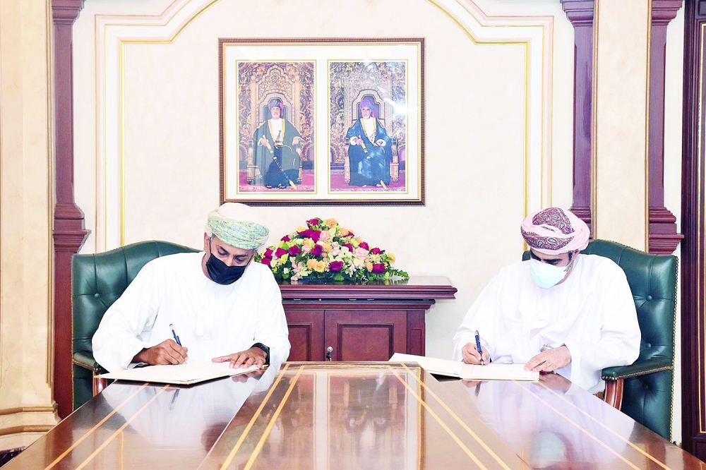 الجانبان أثناء توقيع الاتفاقية