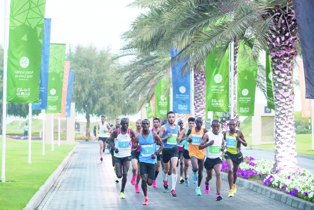 من منافسات النسخة الماضية لسباق ماراثون الموج مسقط