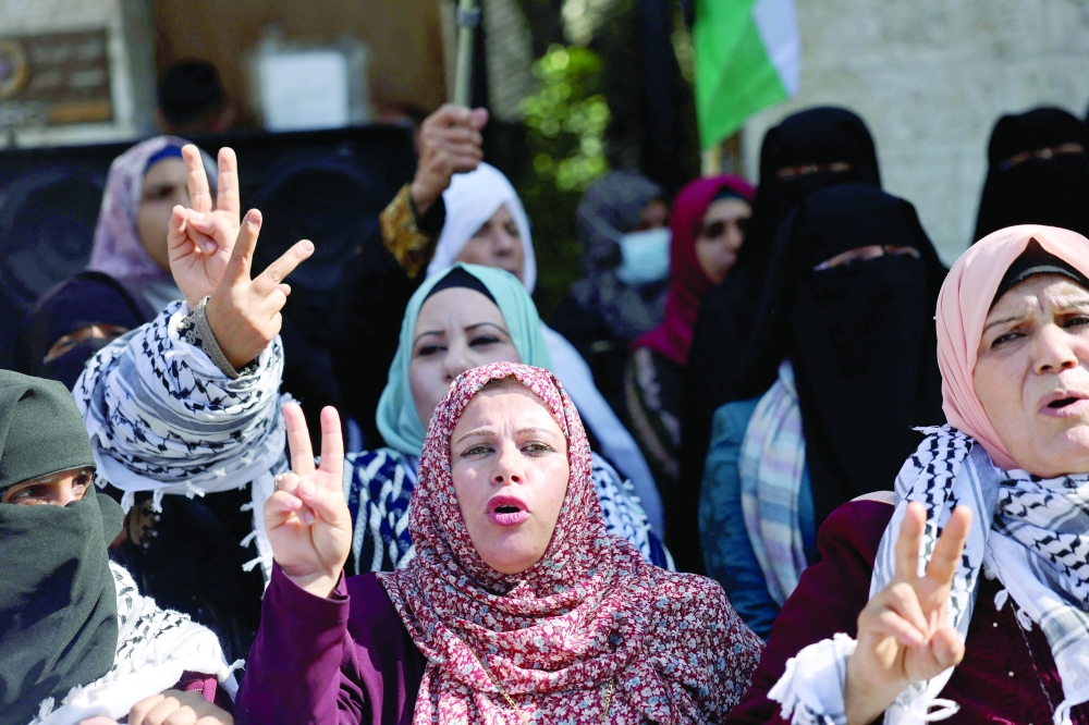 فلسطينيون يتجمعون خلال مسيرة بالقرب من مبنى الصليب الأحمر في مدينة غزة لدعم أكثر من ألف سجين في السجون الإسرائيلية ،أ.ف.ب