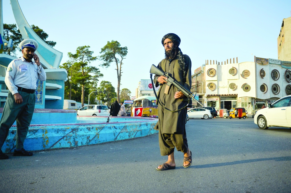مقاتل من طالبان يقوم بدوريات في أحد شوارع هرات أمس الأول.  (أ ف ب)