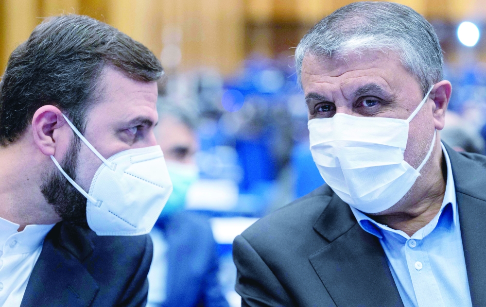  رئيس منظمة الطاقة الذرية الإيرانية محمد إسلامي (يمين) وممثل إيران لدى الذرية الدولية كاظم عبادي يحضران المؤتمر العام للوكالة الدولية للطاقة الذرية في فيينا أمس.  (أ ف ب)