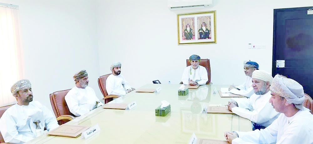 اجتماع لجنة الشؤون البلدية بولاية سمائل