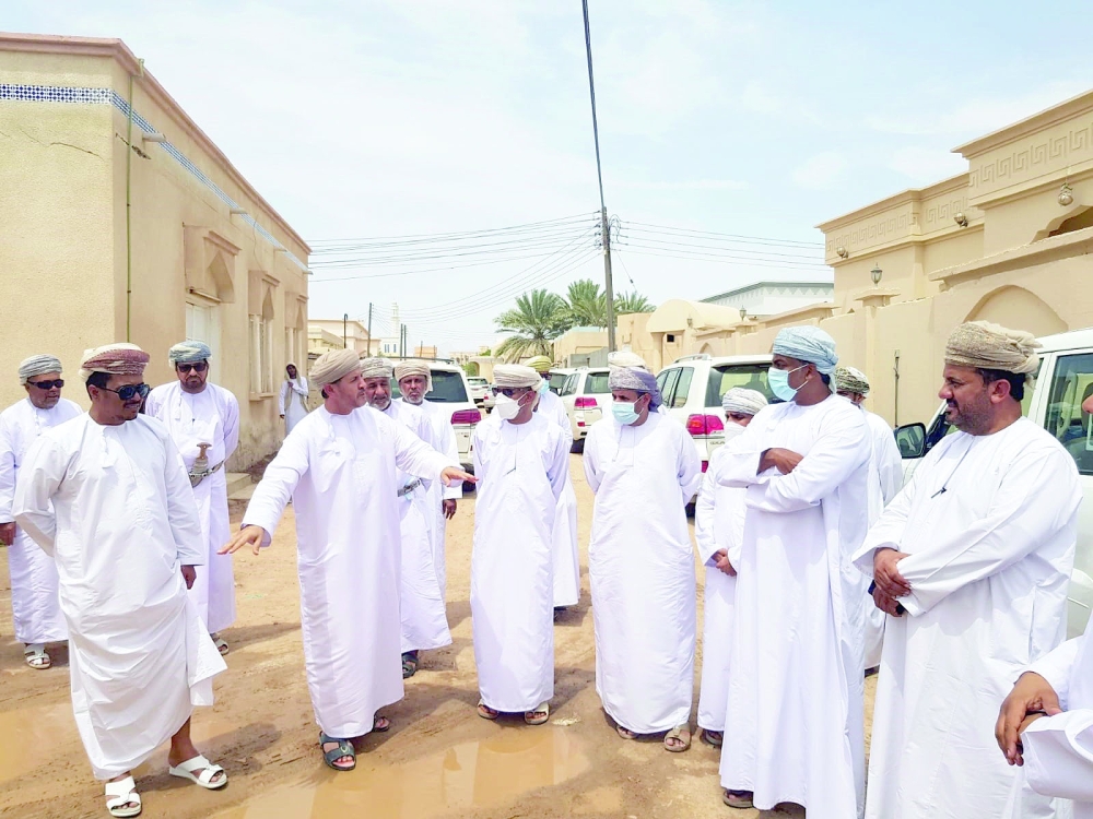 عدد من المسؤولين اثناء الزيارة 