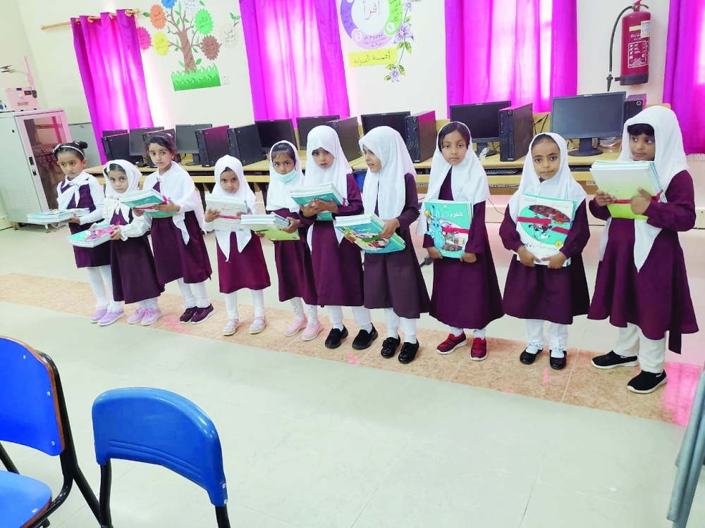 طالبات يبتهجن بتسلمهن للكتب 