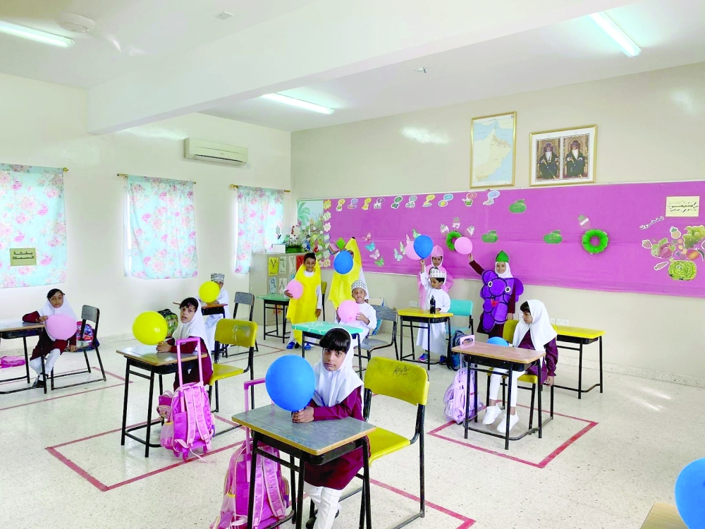 فرحة اليوم الاول بالفصول الدراسية بالوسطى 