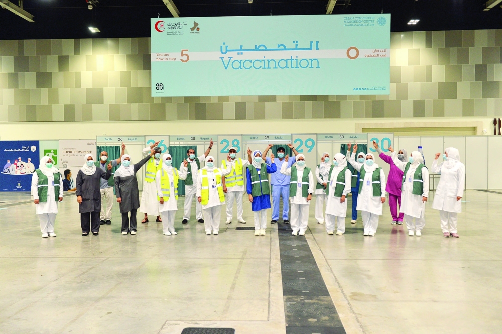 إشادة بدور العاملين بموقع التحصين بمركز عُمان للمؤتمرات والمعارض