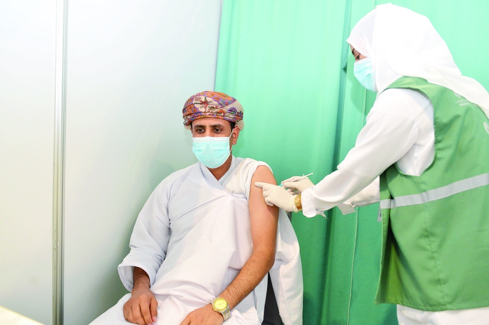 مواطن يتلقى جرعة من لقاح كوفيد19