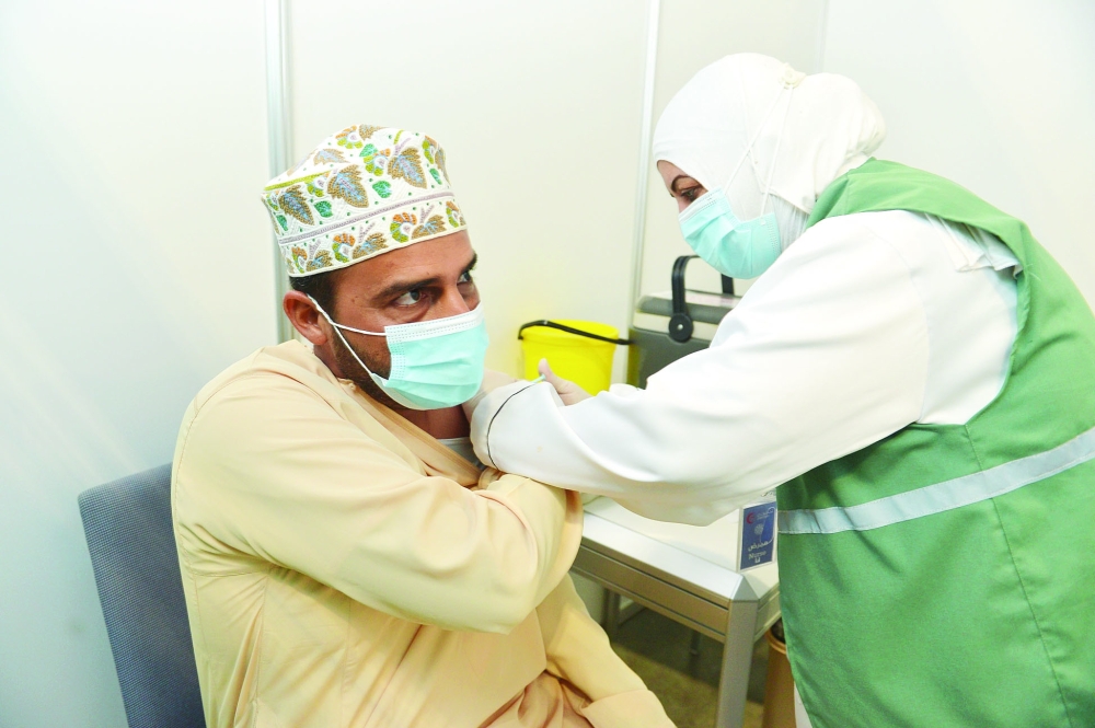 تواصل حملة التحصين ضد كوفيد19 بكافة محافظات السلطنة        تصوير - فيصل البلوشي