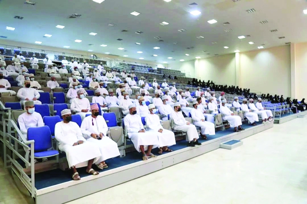 حضور الطلبة المستجدين في تطبيقية صور