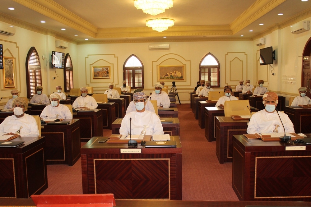 خلال اجتماع المجلس البلدي بجنوب الباطنة 