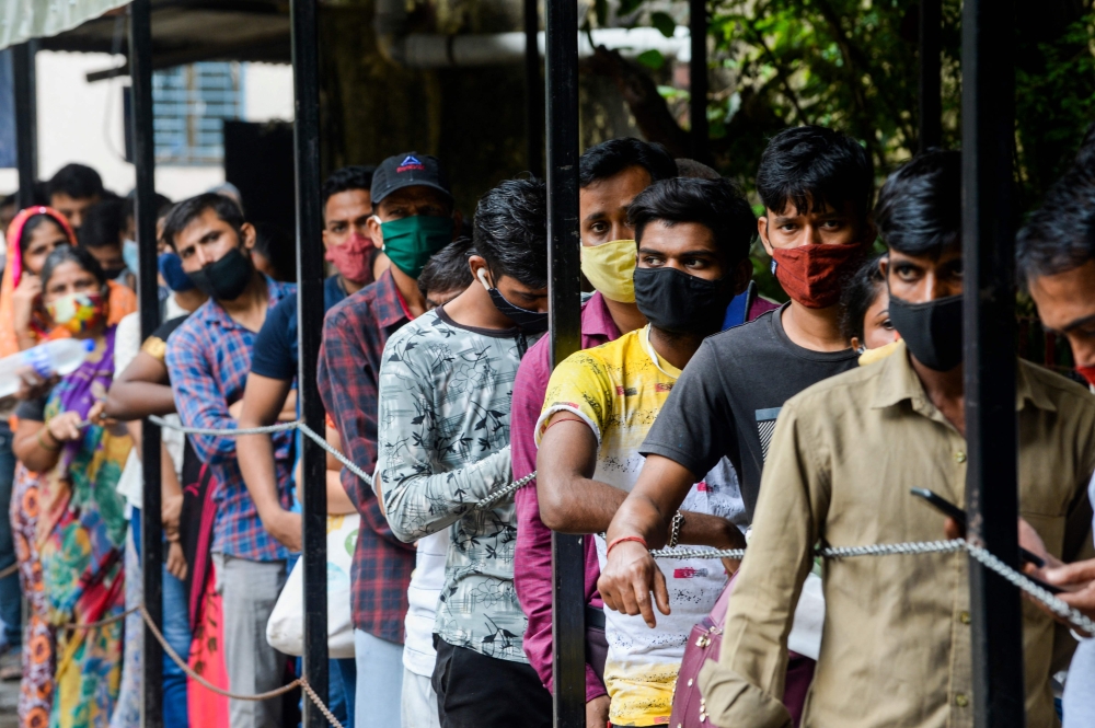 
الناس ينتظرون تلقي لقاح في مستشفى في مومباي امس حيث اعلنت الهند استئنافها تصدير لقاحات فيروس كورونا ابتداء من أكتوبر المقبل. أ.ف.ب  