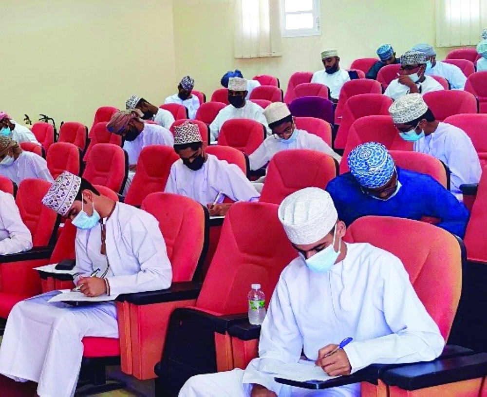 الطلبة يؤدون اختبار تحديد المستوى للغة الإنجليزية