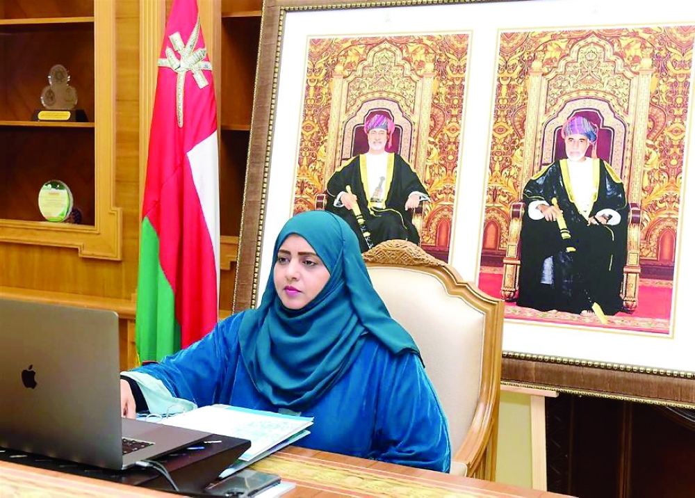   ليلى النجار اثناء مشاركتها في الاجتماع 