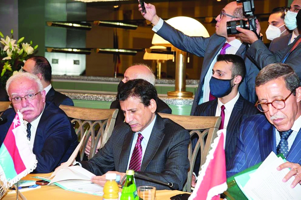 الحسان ممثل السلطنة في الاجتماع