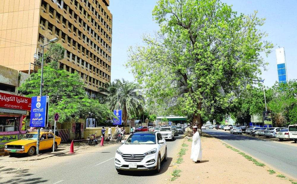 الهدوء يخيم على شارع النيل المتاخم لنهر النيل الأزرق في العاصمة السودانية الخرطوم أمس بعد احباط  محاولة انقلاب عسكري .أ.ف.ب