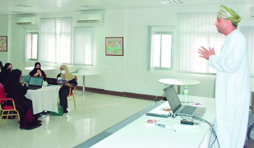 جانب من أوراق العمل