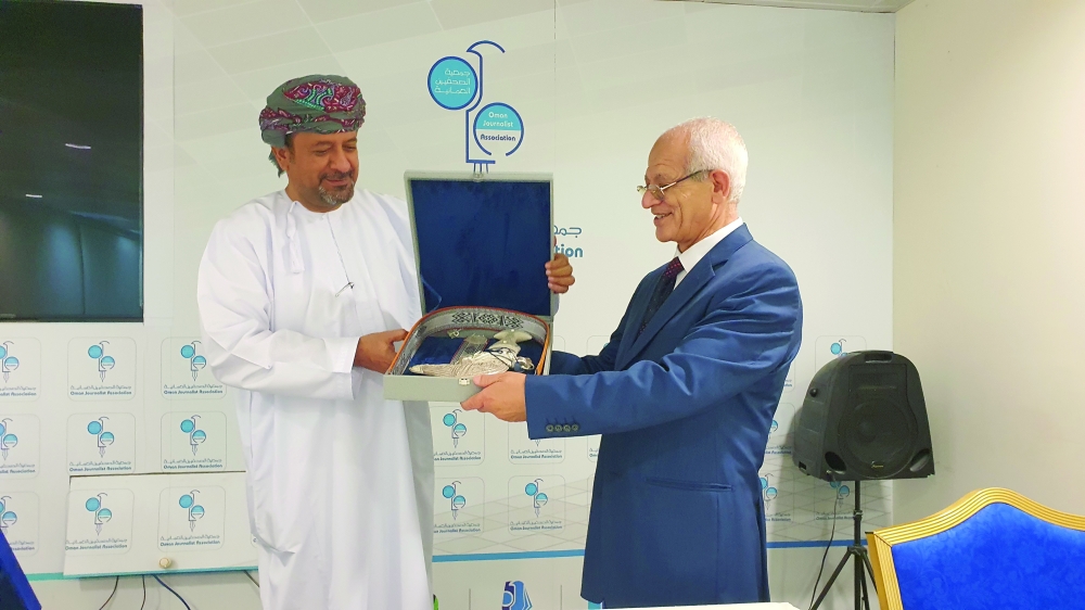 العريمي يقدم للموافي خنجرا عمانية