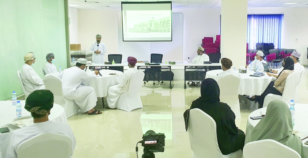 جانب من الندوة  