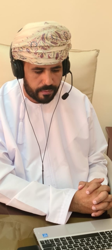 د. جلال المخيني خلال تقديم ورقة العمل في اللقاء