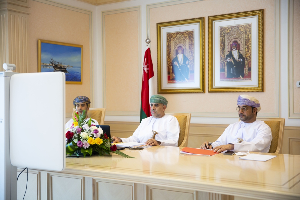 وزير الإسكان والتخطيط العمراني اثناء مشاركته في الاجتماع عبر الاتصال المرئي