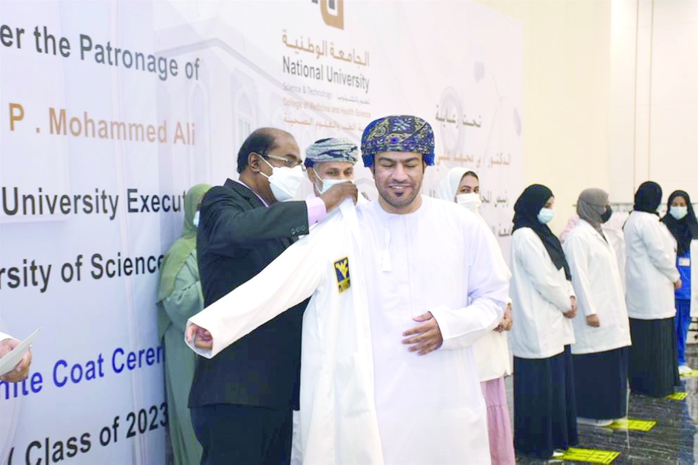 من الفعالية الخاصة بارتداء المعطف الابيض 