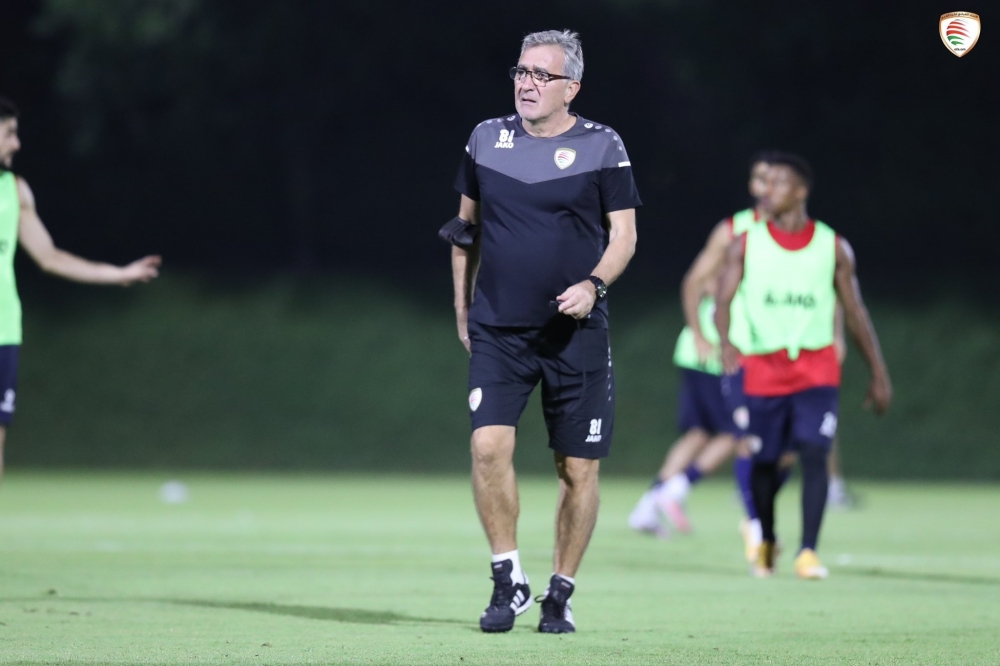 برانكو أثناء متابعته لتدريبات المنتخب