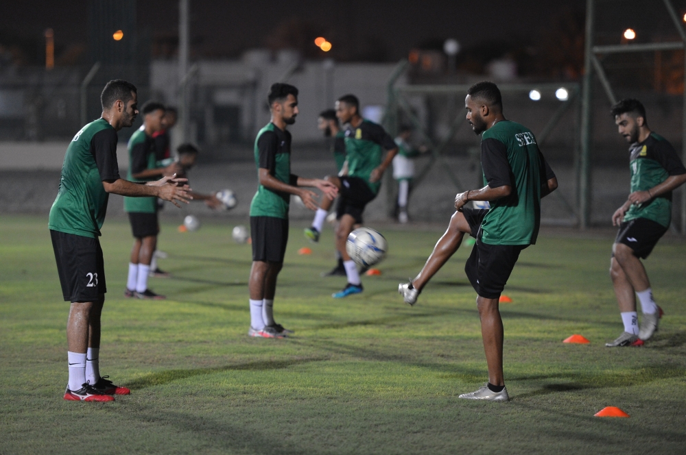 من الحصة التدريبية للفريق الكروي بنادي السيب