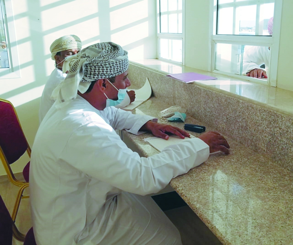 تسليم الجوائز النقدية للفائزين في أشواط المهرجان