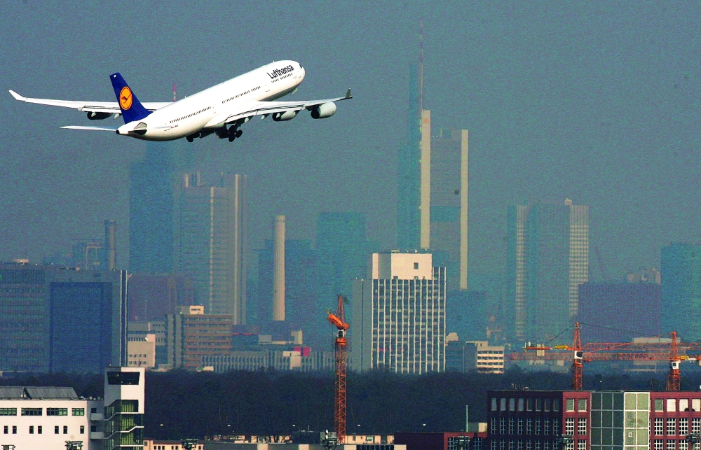 طائرة تقلع من مطار فرانكفورت - أ ف ب 