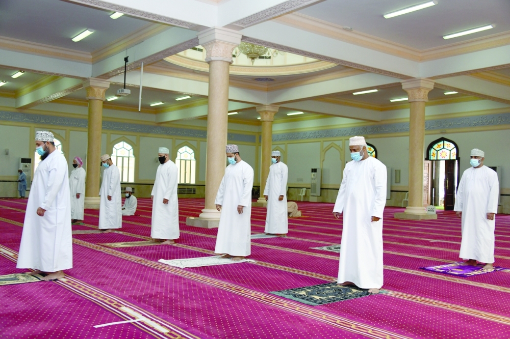 الصلاة بأحد جوامع السلطنة في ظل التقيد بالإجراءات الاحترازية