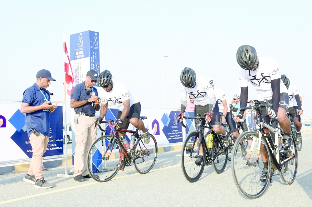 من انطلاق السباق في مرحلته الأولى بمنطقة السوادي بولاية بركاء