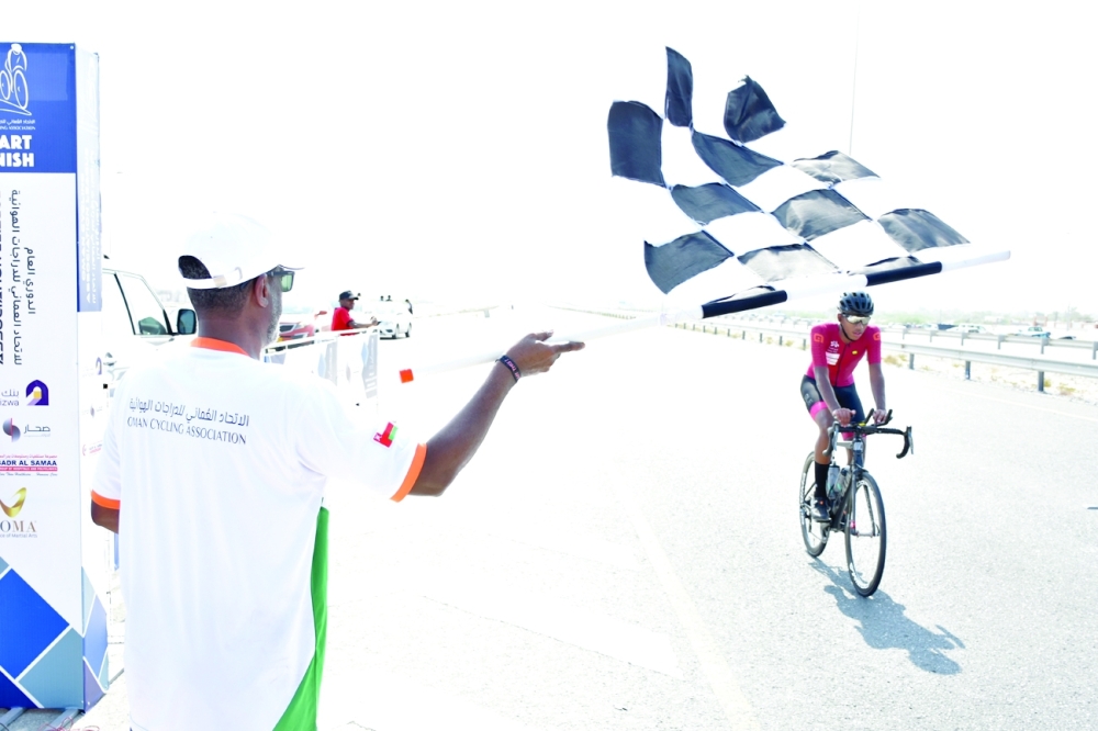 وصول المتسابقين خط النهاية