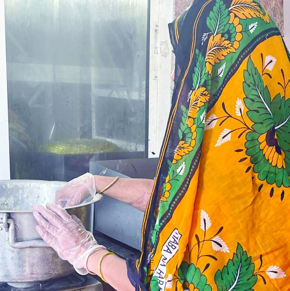 واحدة من المتدربات أثناء تجهيز إحدى الوجبات