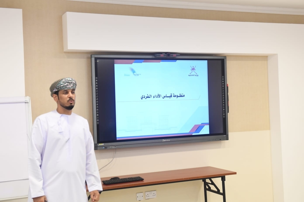  المحاضر بحلقة العمل 