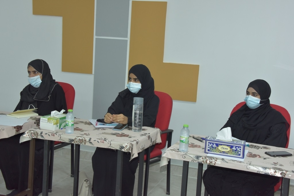 عدد من المعلمات أثناء مشاركتهن بالبرنامج التدريبي الإثرائي