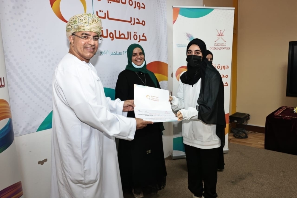 تكريم الفتيات المشاركات في الدورة