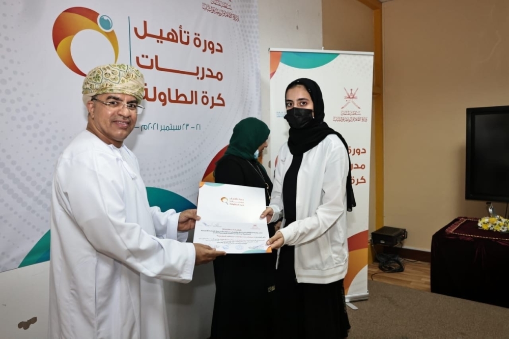 تكريم الفتيات المشاركات في الدورة