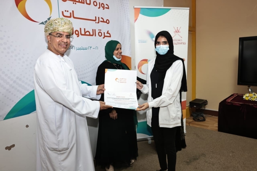 تكريم الفتيات المشاركات في الدورة