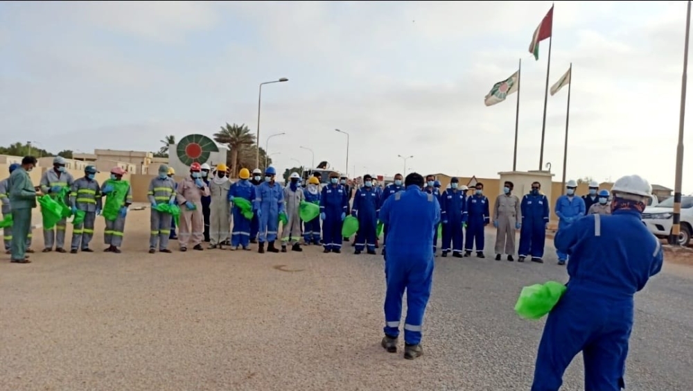 المشاركون في حملة ازالة المخلفات
