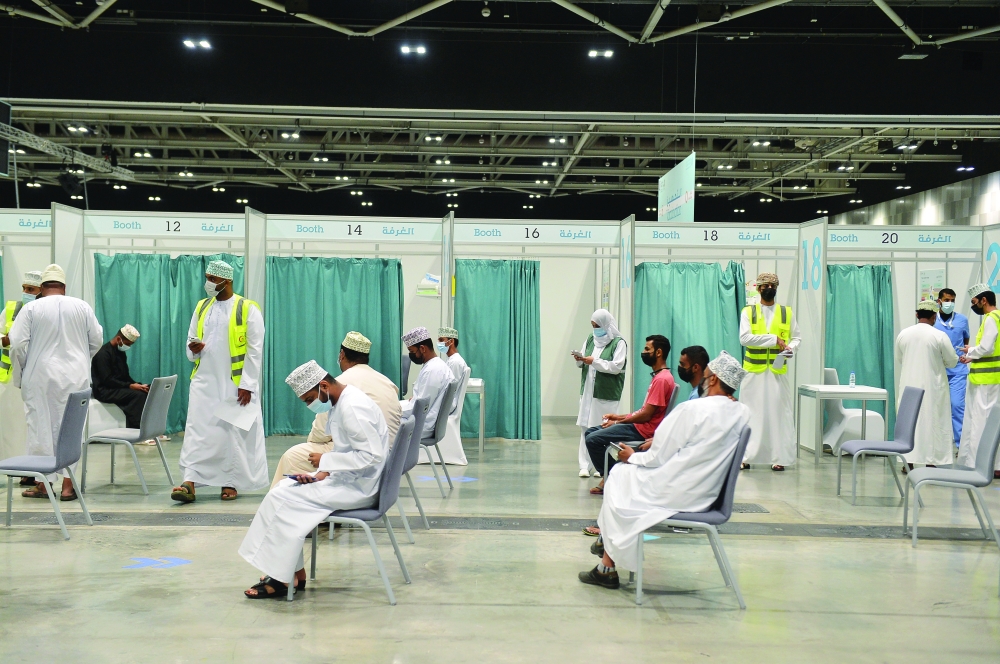 نسبة الشفاء تواصل الصعود وتقترب من 98% مع استمرار التطعيم وتطبيق الإجراءات الاحترازية