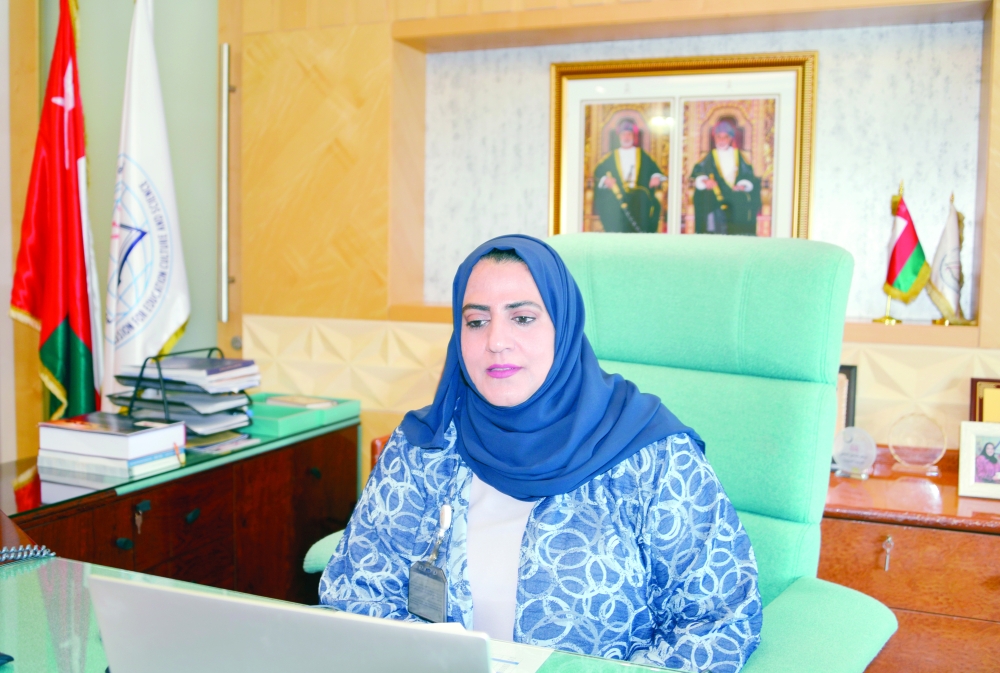 أمينة اللجنة الوطنية العمانية تلقي كلمته في الندوة 