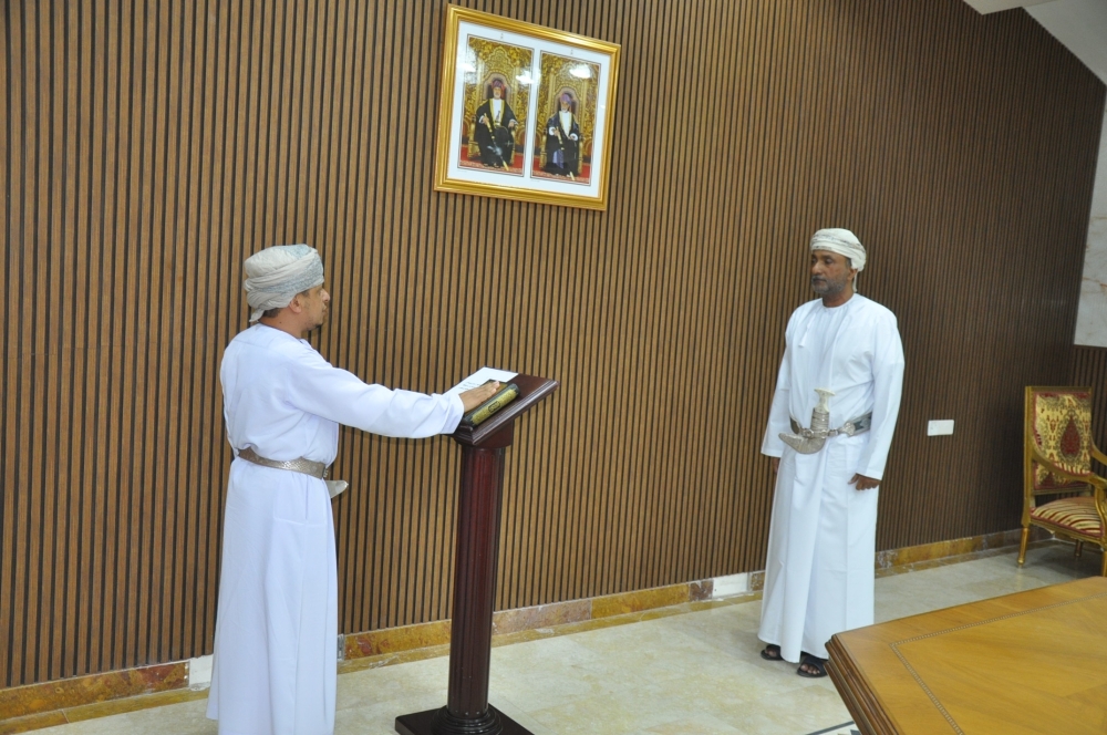 عضو بالمجلس يؤدي اليمين القانونية