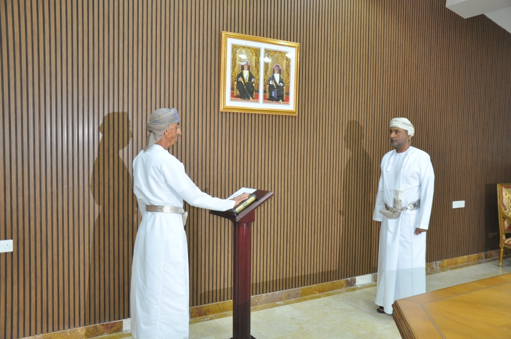 أحد الأعضاء يؤدي اليمين القانونية